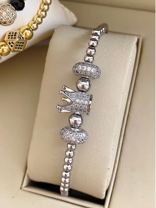 Bratara dama model deosebit cu margele argintii si coroana