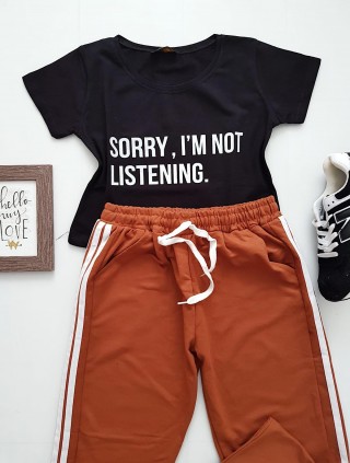 Compleu dama casual COMBO din pantaloni lungi dungi laterale maro + tricou negru sorry