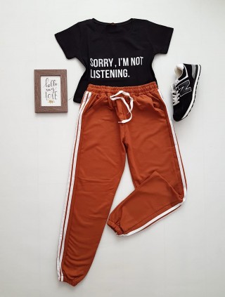 Compleu dama casual COMBO din pantaloni lungi dungi laterale maro + tricou negru sorry