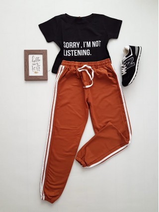 Compleu dama casual COMBO din pantaloni lungi dungi laterale maro + tricou negru sorry