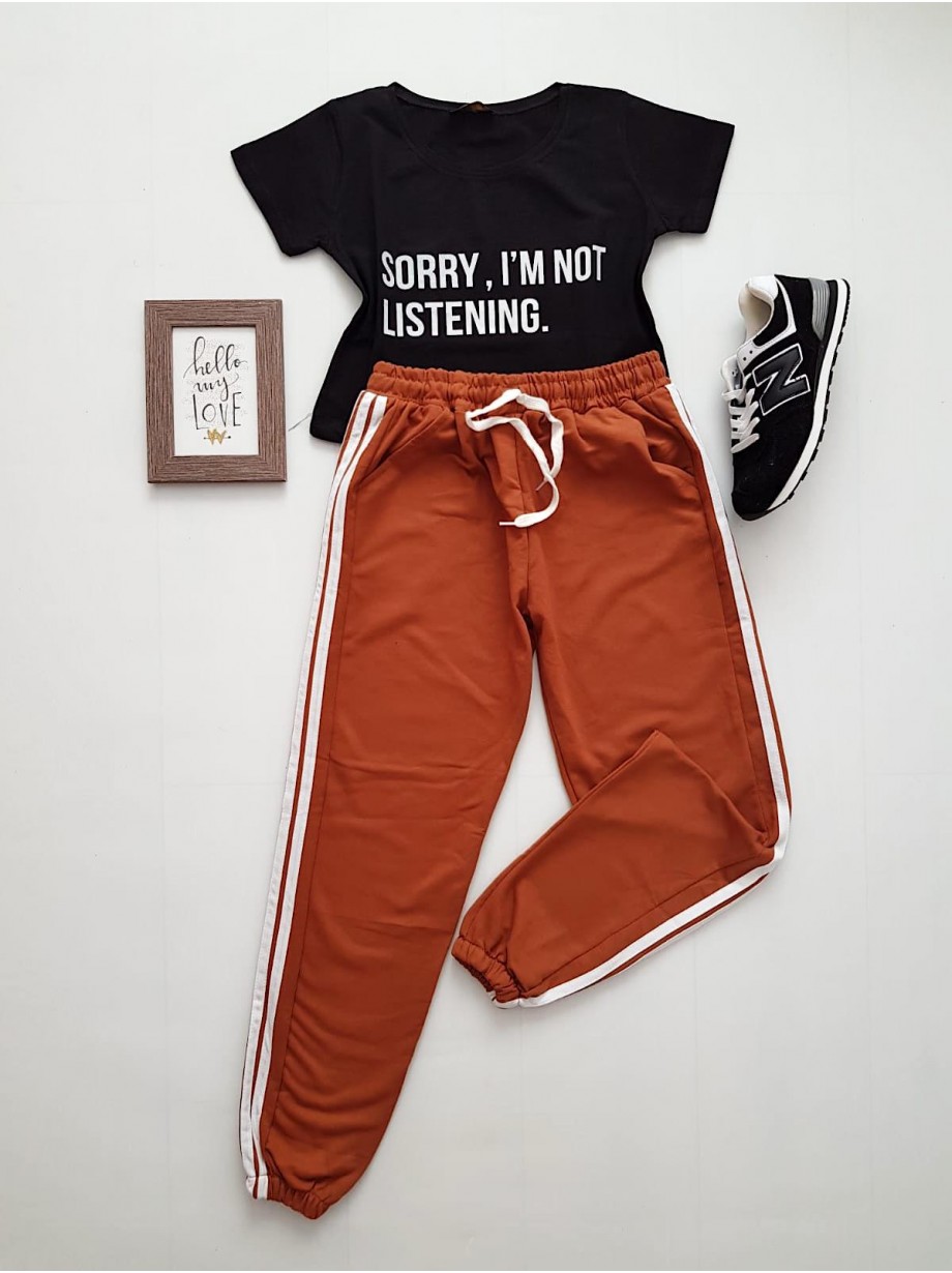 Compleu dama casual COMBO din pantaloni lungi dungi laterale maro + tricou negru sorry