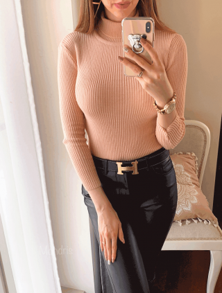 Pulover dama ieftin din tricot roz pudrat raiat cu guler inalt