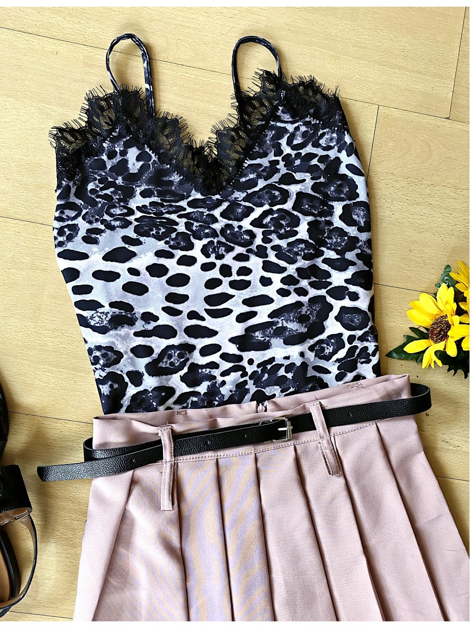 Compleu dama bluza maieu animal print negru si fusta scurta roz cu pliuri si curea CADOU Compleu dama bluza maieu animal print negru si fusta scurta roz cu pliuri si curea CADOU