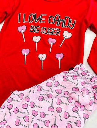 Pijama dama ieftina din bumbac cu pantaloni roz si bluza cu maneca lunga rosie cu imprimeu Candy