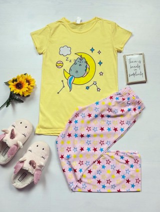 Pijama dama ieftina bumbac cu pantaloni lungi roz si tricou galben cu imprimeu Luna