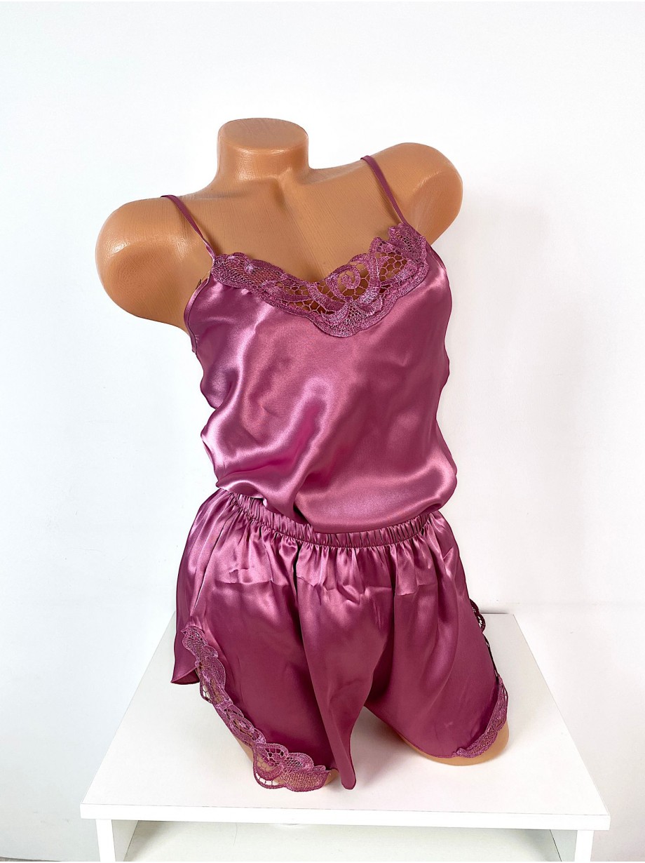 Set dama ieftin roz din satin format din capot, maieu si pantaloni scurti