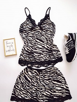 Pijama dama ieftina primavara-vara cu aspect satinat lucios negru cu imprimeu Zebra gri și volanase