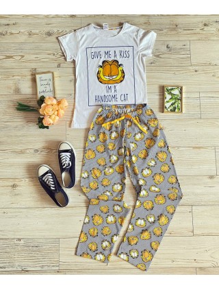 Pijama dama ieftina bumbac lunga cu tricou alb si pantaloni lungi gri cu imprimeu GF Handsome