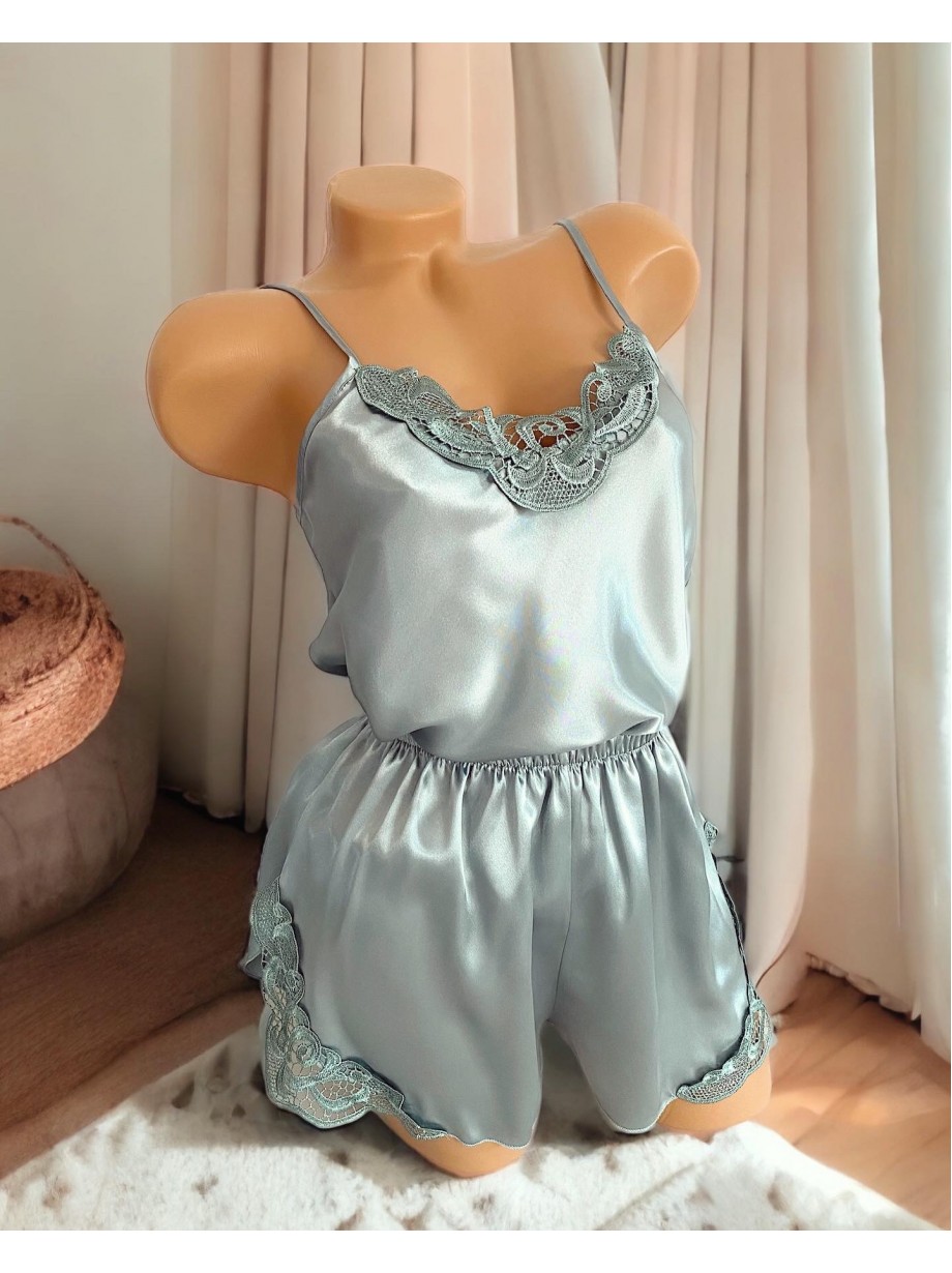 Pijama Dama ieftina cu aspect satinat formata din maieu cu bretele si pantaloni scurti cu dantela vernil - Versatila si Luminoasa