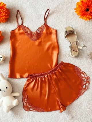 Pijama Dama ieftina cu aspect satinat formata din maieu cu bretele si pantaloni scurti cu dantela Portocalie - un strop de energie în noapte