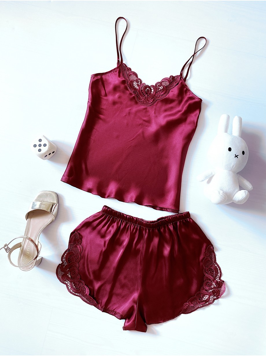 Pijama Dama ieftina cu aspect satinat formata din maieu cu bretele si pantaloni scurti cu dantela grena - Răsfăț cu Nuanțe Pasionale