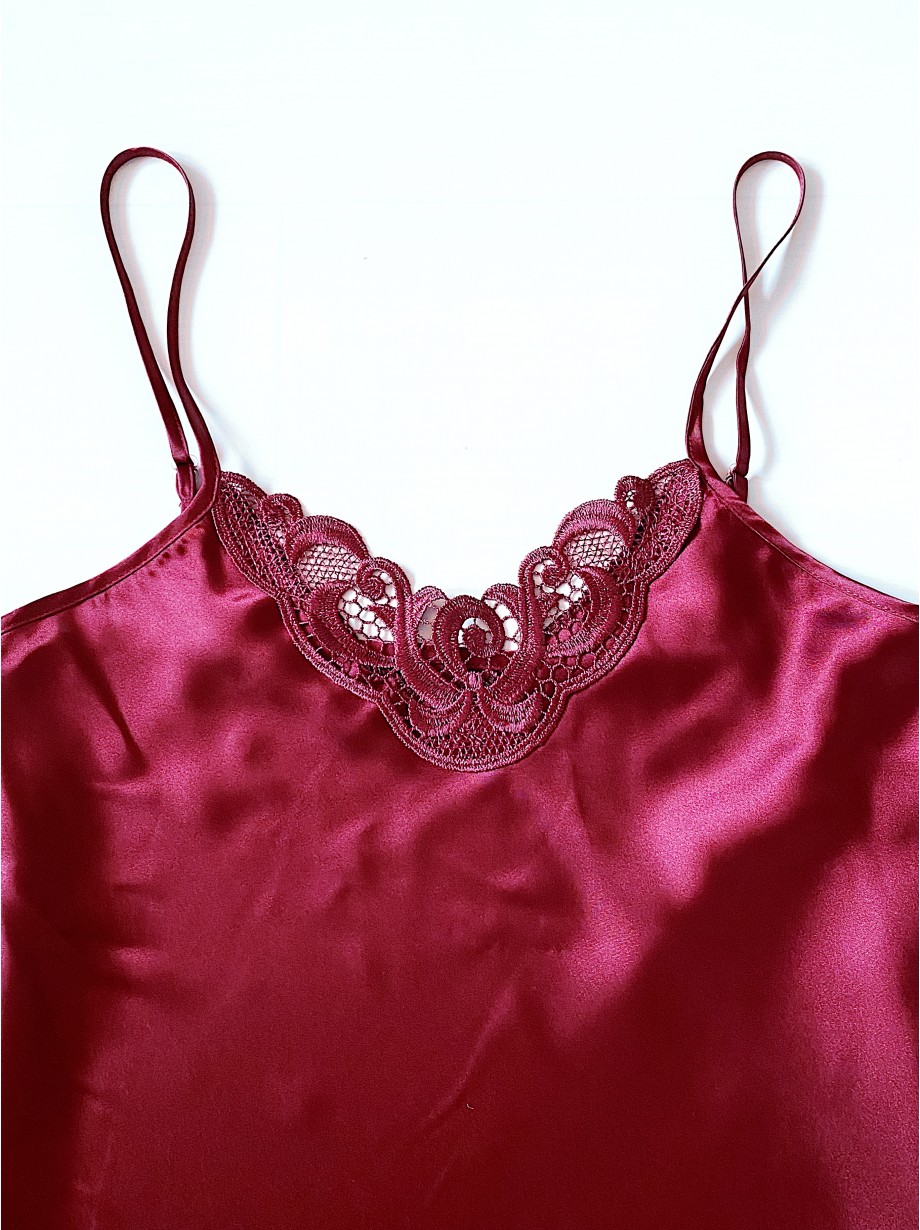 Pijama Dama ieftina cu aspect satinat formata din maieu cu bretele si pantaloni scurti cu dantela grena - Răsfăț cu Nuanțe Pasionale