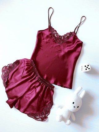 Pijama Dama ieftina cu aspect satinat formata din maieu cu bretele si pantaloni scurti cu dantela grena - Răsfăț cu Nuanțe Pasionale