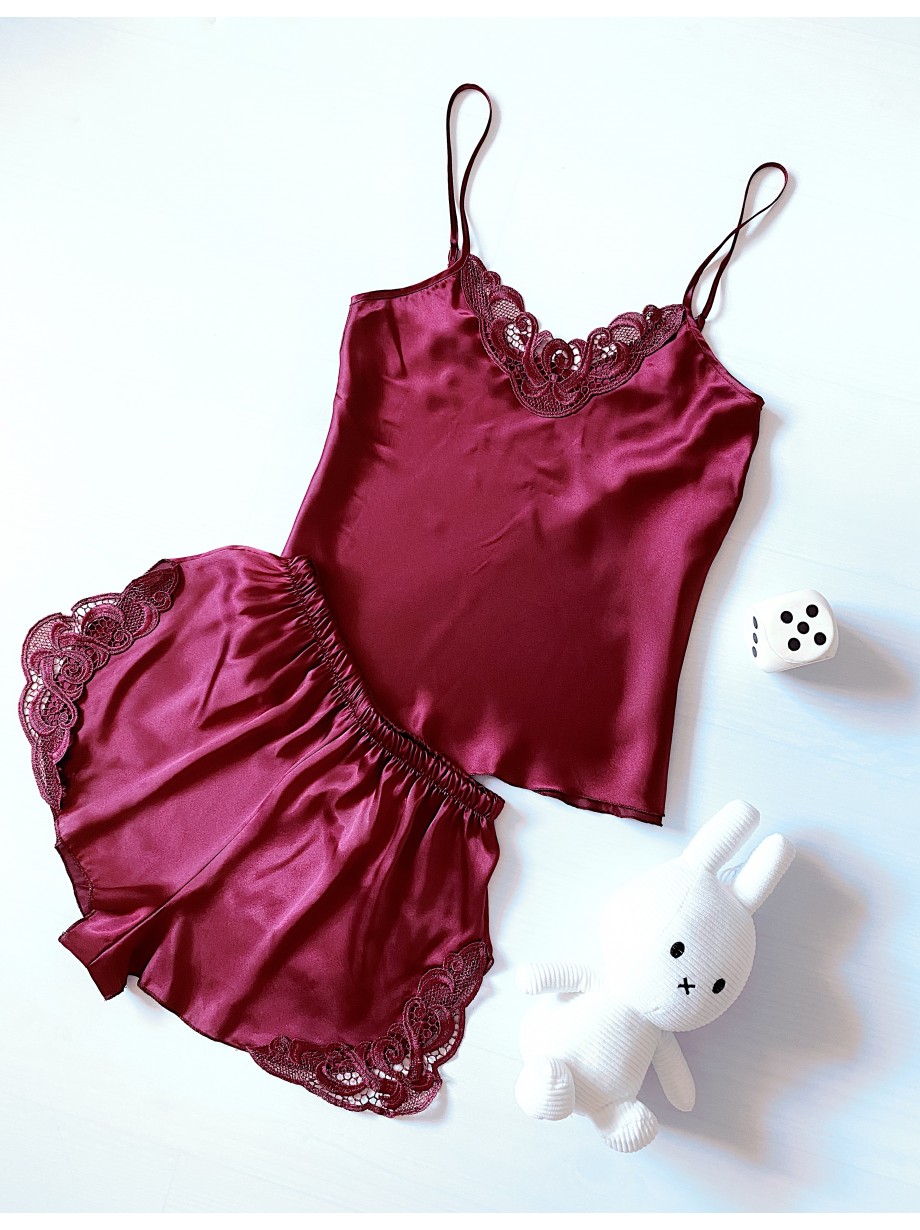 Pijama Dama ieftina cu aspect satinat formata din maieu cu bretele si pantaloni scurti cu dantela grena - Răsfăț cu Nuanțe Pasionale