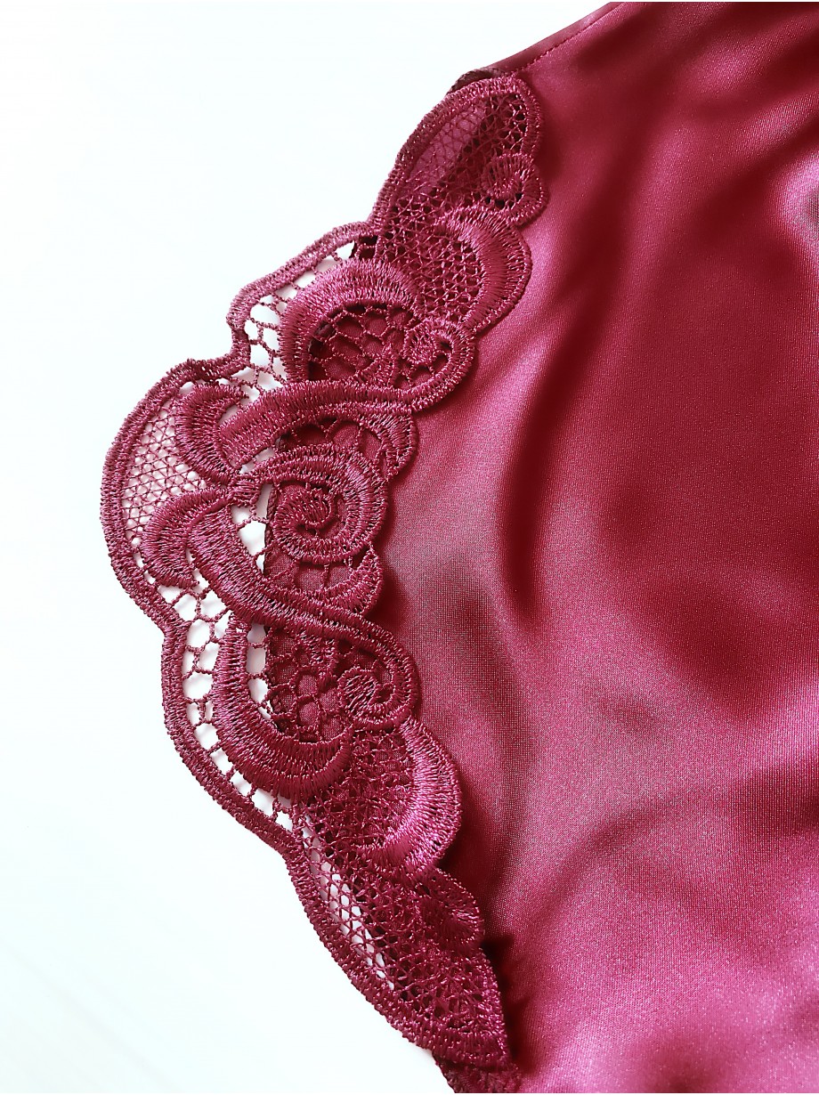 Pijama Dama ieftina cu aspect satinat formata din maieu cu bretele si pantaloni scurti cu dantela grena - Răsfăț cu Nuanțe Pasionale