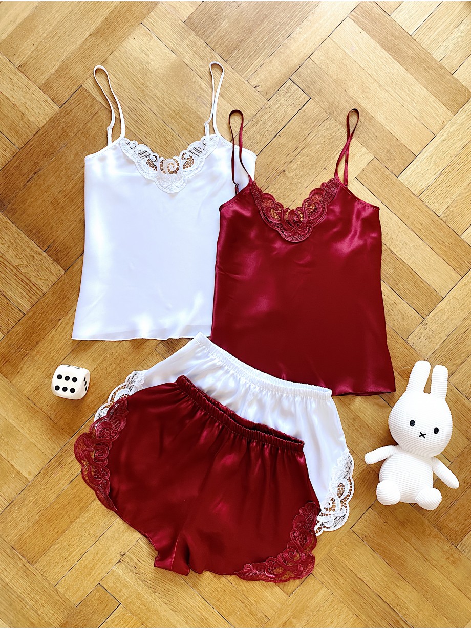 Pijama Dama ieftina cu aspect satinat formata din maieu cu bretele si pantaloni scurti cu dantela grena - Răsfăț cu Nuanțe Pasionale