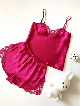 Pijama Dama ieftina cu aspect satinat formata din maieu cu bretele si pantaloni scurti cu dantela roz inchis - Eleganță și Răsfăț Subtil în Seri Liniștite