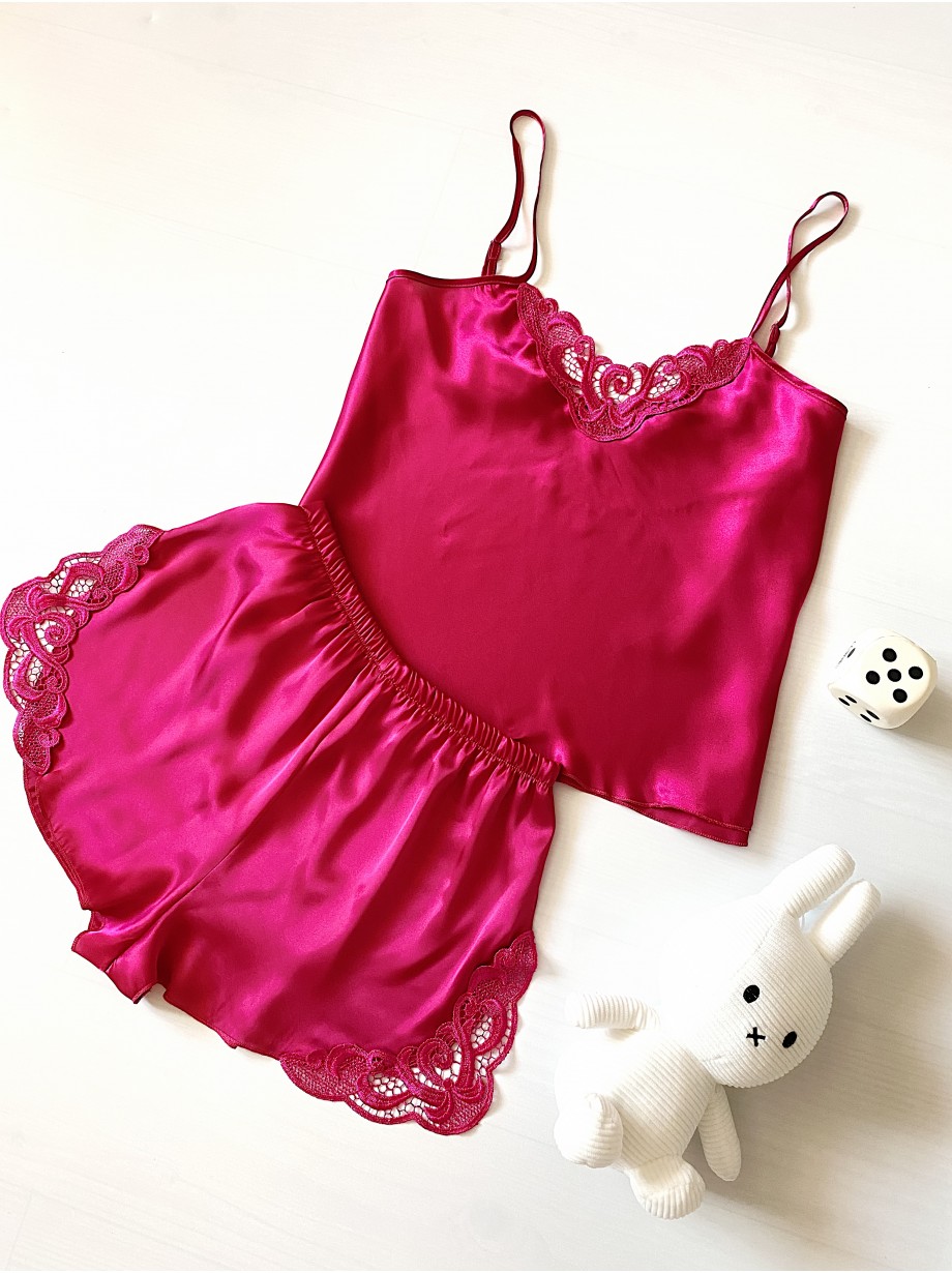 Pijama Dama ieftina cu aspect satinat formata din maieu cu bretele si pantaloni scurti cu dantela roz inchis - Eleganță și Răsfăț Subtil în Seri Liniștite