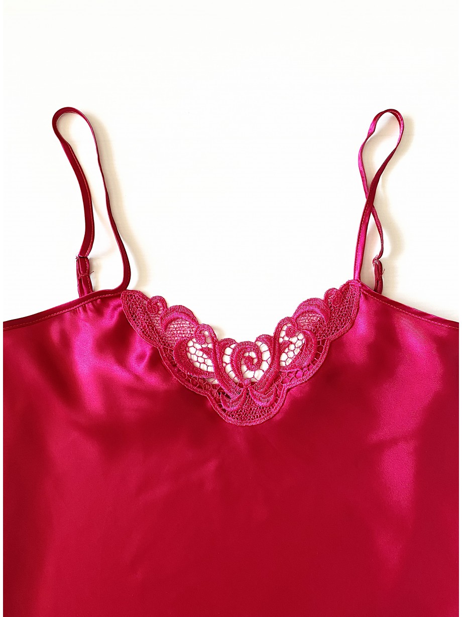 Pijama Dama ieftina cu aspect satinat formata din maieu cu bretele si pantaloni scurti cu dantela roz inchis - Eleganță și Răsfăț Subtil în Seri Liniștite