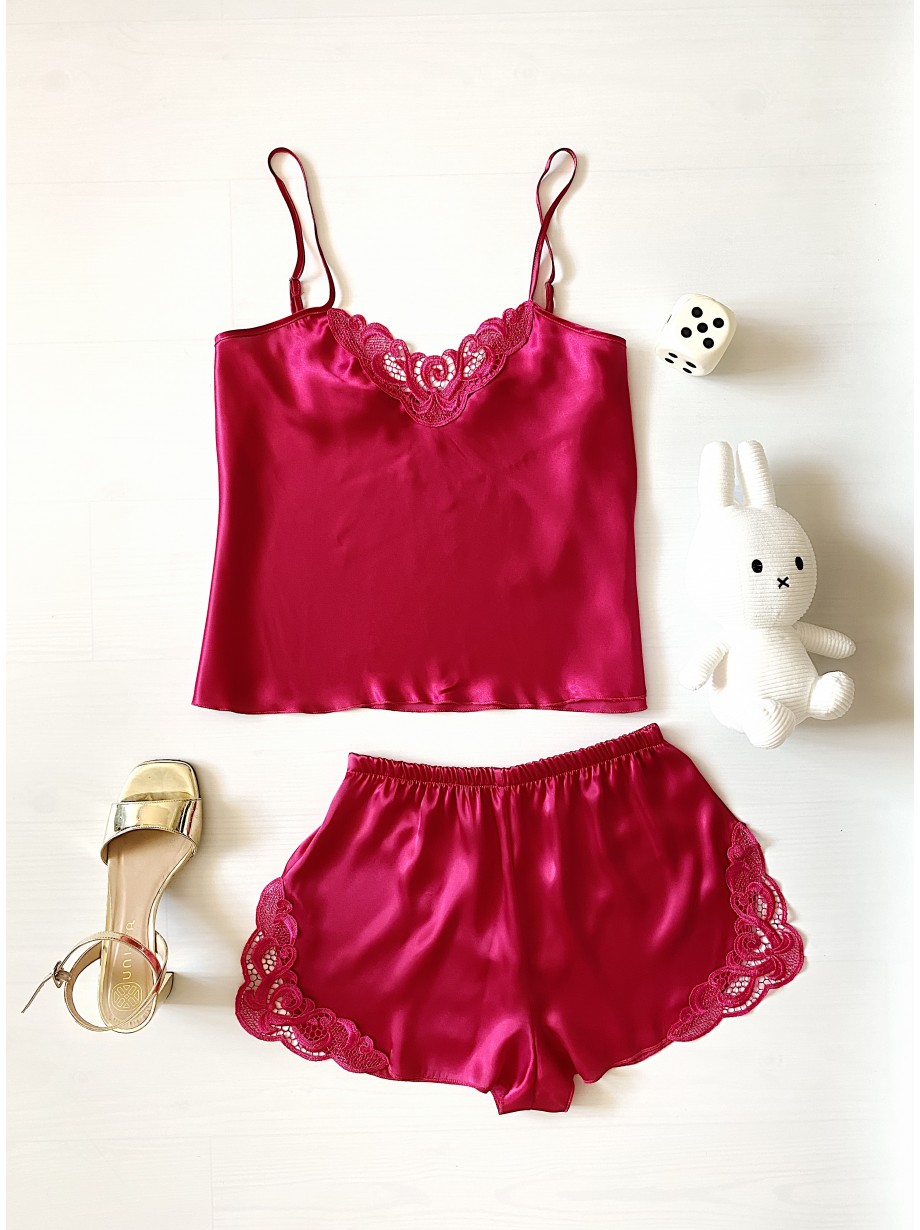 Pijama Dama ieftina cu aspect satinat formata din maieu cu bretele si pantaloni scurti cu dantela roz inchis - Eleganță și Răsfăț Subtil în Seri Liniștite