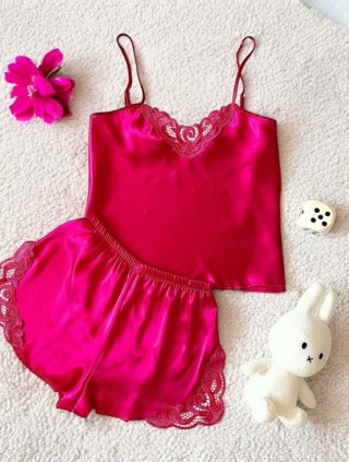 Pijama Dama ieftina cu aspect satinat formata din maieu cu bretele si pantaloni scurti cu dantela roz inchis - Eleganță și Răsfăț Subtil în Seri Liniștite