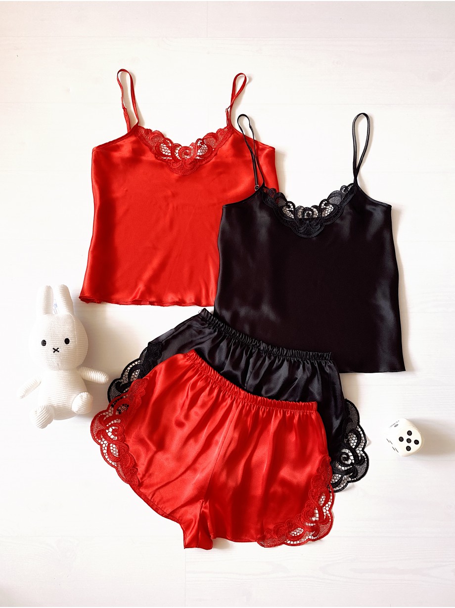 Pijama Dama ieftina cu aspect satinat formata din maieu cu bretele si pantaloni scurti cu dantela neagra -  Eleganță Clasică în Fiecare Detaliu