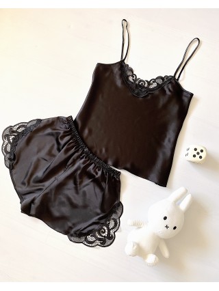 Pijama Dama ieftina cu aspect satinat formata din maieu cu bretele si pantaloni scurti cu dantela neagra -  Eleganță Clasică în Fiecare Detaliu