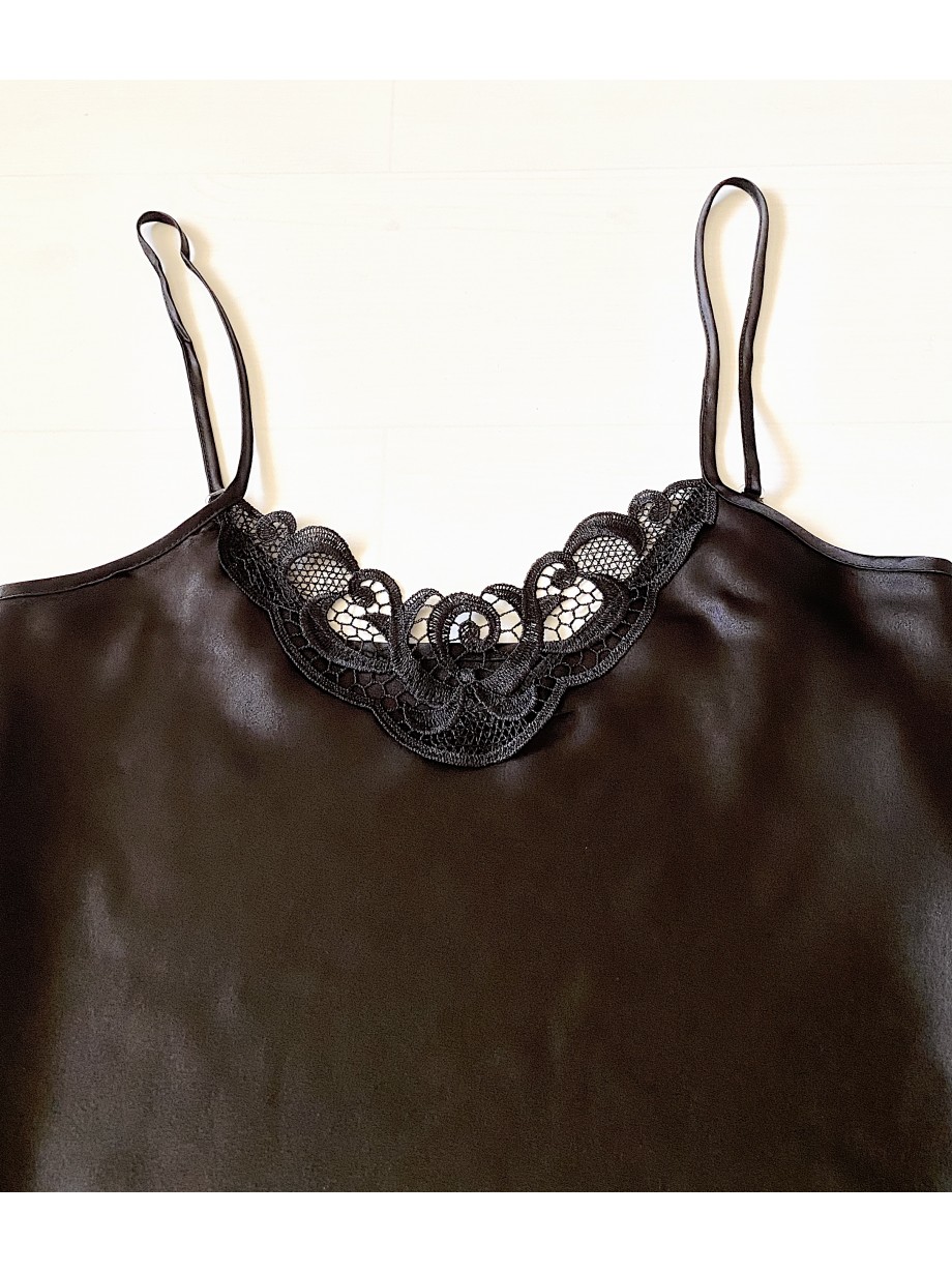 Pijama Dama ieftina cu aspect satinat formata din maieu cu bretele si pantaloni scurti cu dantela neagra -  Eleganță Clasică în Fiecare Detaliu