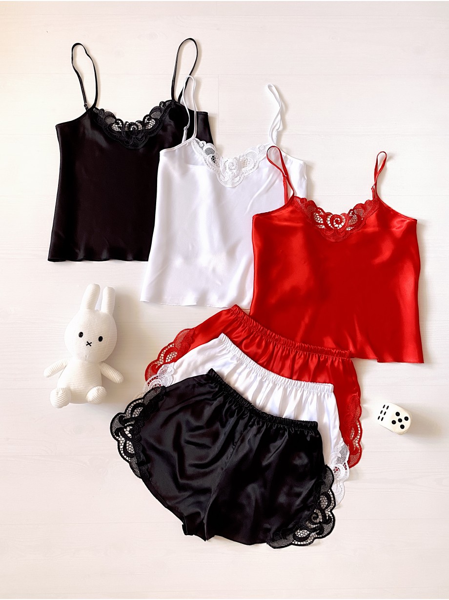 Pijama Dama ieftina cu aspect satinat formata din maieu cu bretele si pantaloni scurti cu dantela neagra -  Eleganță Clasică în Fiecare Detaliu