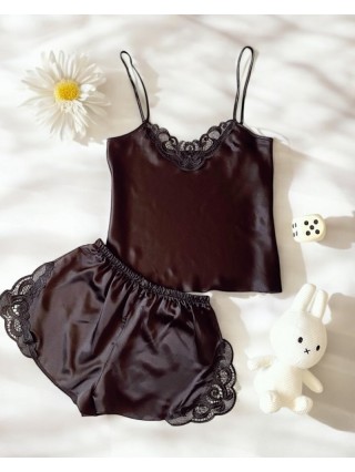 Pijama Dama ieftina cu aspect satinat formata din maieu cu bretele si pantaloni scurti cu dantela neagra -  Eleganță Clasică în Fiecare Detaliu