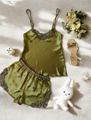 Pijama Dama ieftina cu aspect satinat formata din maieu cu bretele si pantaloni scurti cu dantela verde Khaki  
