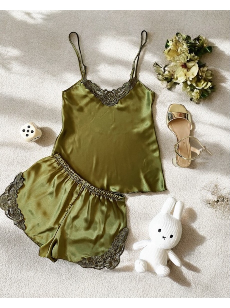 Pijama Dama ieftina cu aspect satinat formata din maieu cu bretele si pantaloni scurti cu dantela verde Khaki  