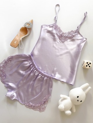 Pijama Dama ieftina cu aspect satinat formata din maieu cu bretele si pantaloni scurti cu dantela lila - Delicată și Reconfortantă