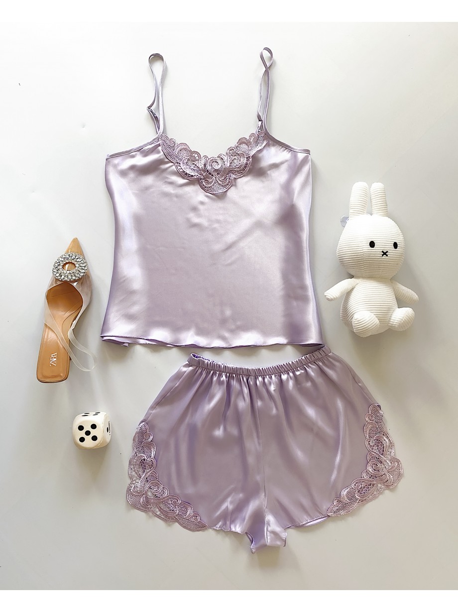 Pijama Dama ieftina cu aspect satinat formata din maieu cu bretele si pantaloni scurti cu dantela lila - Delicată și Reconfortantă