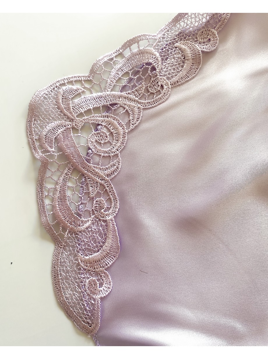 Pijama Dama ieftina cu aspect satinat formata din maieu cu bretele si pantaloni scurti cu dantela lila - Delicată și Reconfortantă