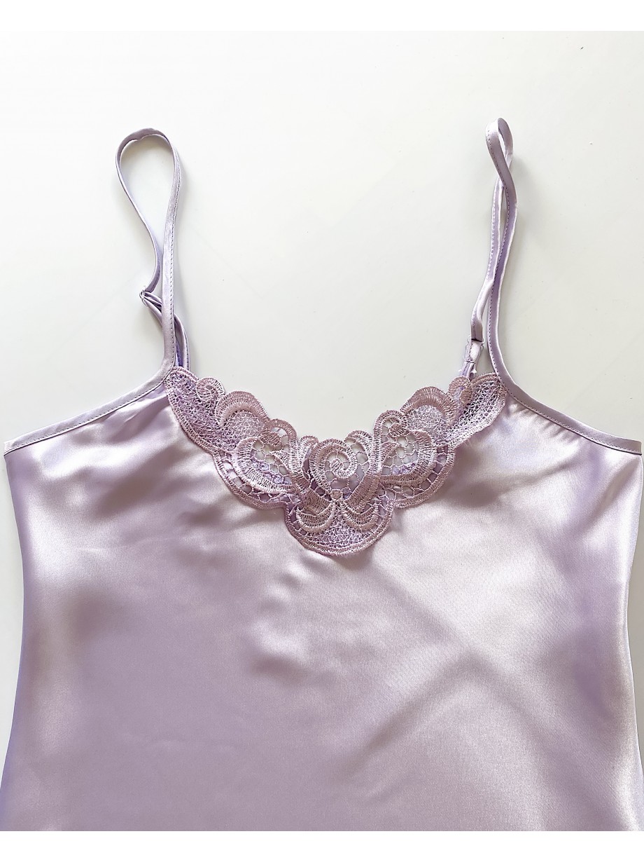 Pijama Dama ieftina cu aspect satinat formata din maieu cu bretele si pantaloni scurti cu dantela lila - Delicată și Reconfortantă