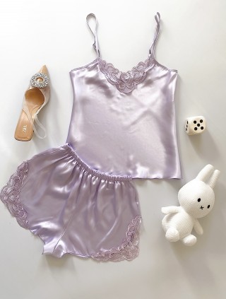 Pijama Dama ieftina cu aspect satinat formata din maieu cu bretele si pantaloni scurti cu dantela lila - Delicată și Reconfortantă