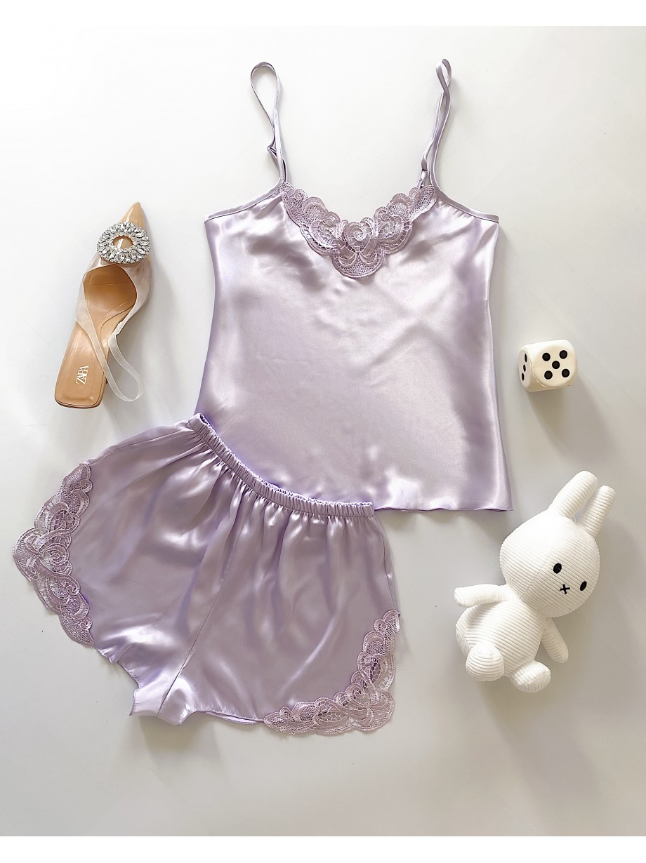 Pijama Dama ieftina cu aspect satinat formata din maieu cu bretele si pantaloni scurti cu dantela lila - Delicată și Reconfortantă