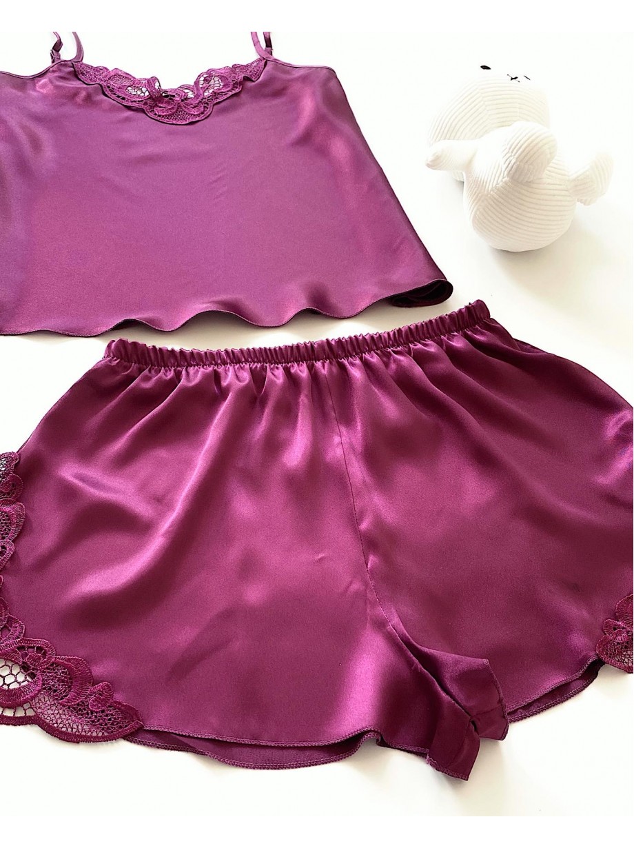 Pijama Dama ieftina cu aspect satinat formata din maieu cu bretele si pantaloni scurti cu dantela mov Purple - Plina de Energie si Culoare