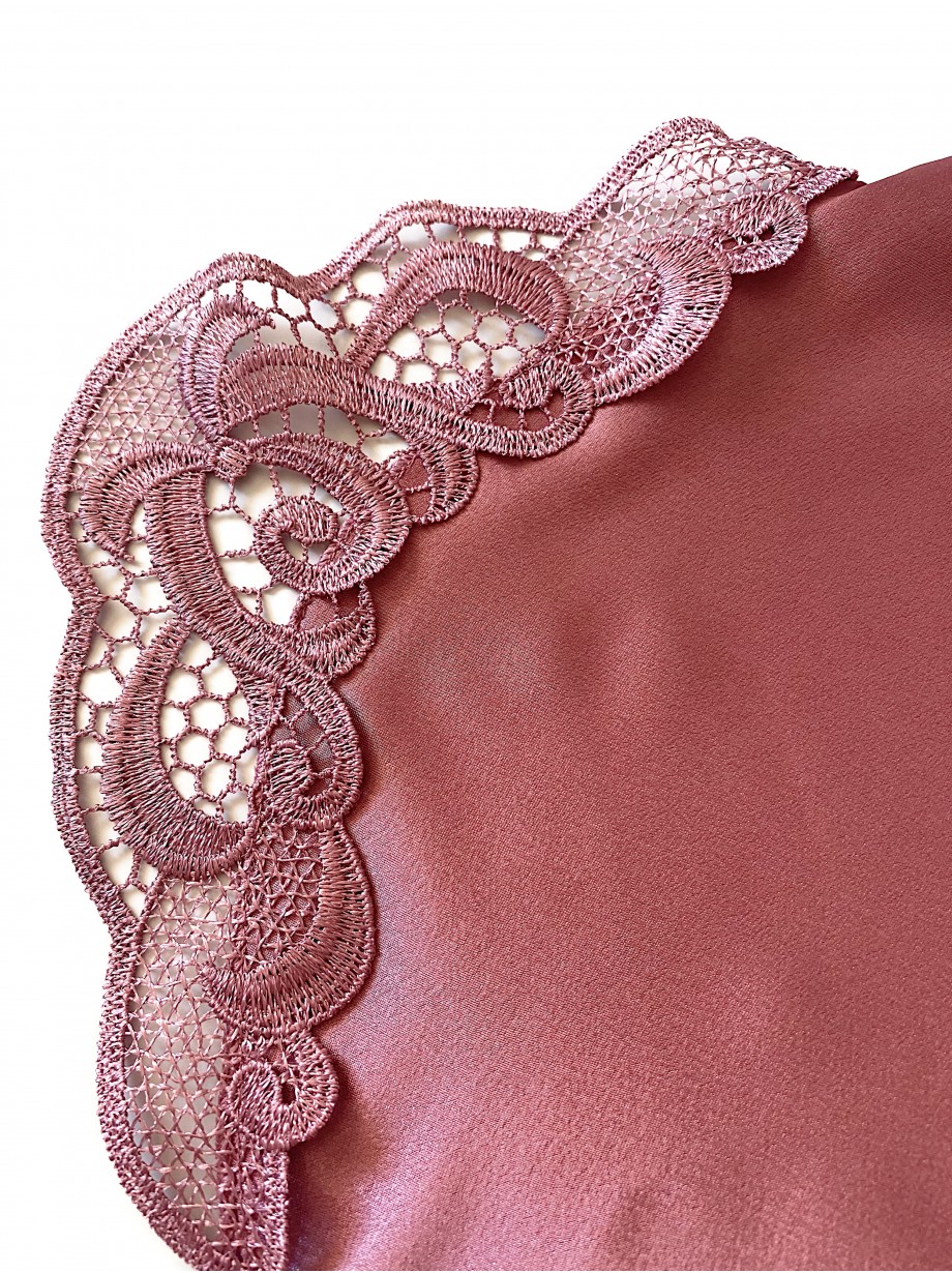 Pijama Dama ieftina cu aspect satinat formata din maieu cu bretele si pantaloni scurti cu dantela roz pudra - O Adiere Blanda de Confort si Stil Pijama Dama ieftina cu aspect satinat formata din maieu cu bretele si pantaloni scurti cu dantela roz pudra - O Adiere Blanda de Confort si Stil