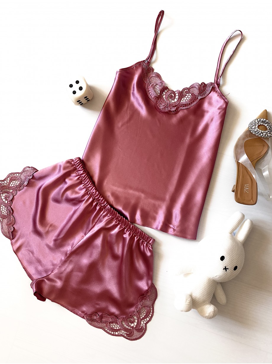 Pijama Dama ieftina cu aspect satinat formata din maieu cu bretele si pantaloni scurti cu dantela roz pudra - O Adiere Blanda de Confort si Stil Pijama Dama ieftina cu aspect satinat formata din maieu cu bretele si pantaloni scurti cu dantela roz pudra - O Adiere Blanda de Confort si Stil