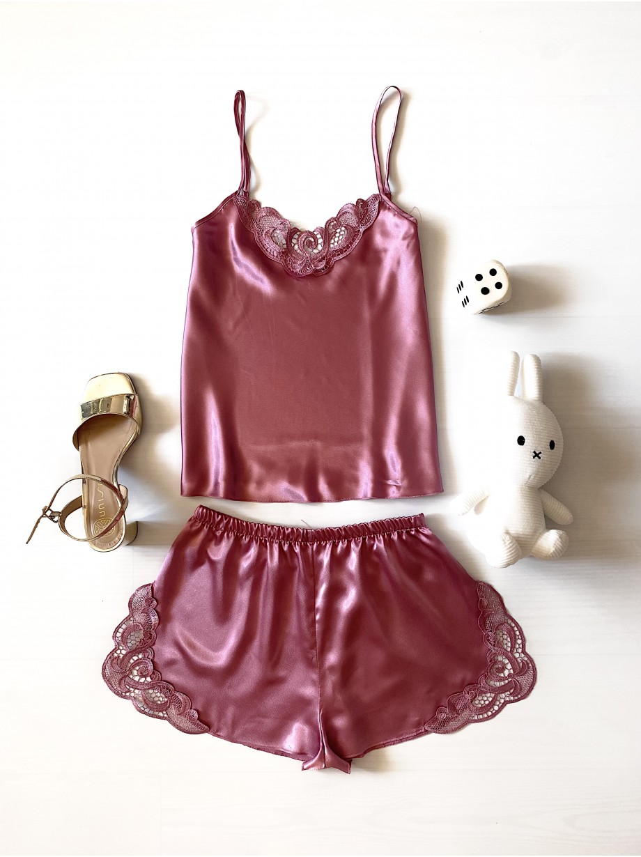 Pijama Dama ieftina cu aspect satinat formata din maieu cu bretele si pantaloni scurti cu dantela roz pudra - O Adiere Blanda de Confort si Stil Pijama Dama ieftina cu aspect satinat formata din maieu cu bretele si pantaloni scurti cu dantela roz pudra - O Adiere Blanda de Confort si Stil