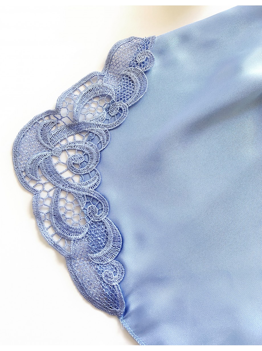 Pijama Dama ieftina cu aspect satinat formata din maieu cu bretele si pantaloni scurti cu dantela albastru deschis - O Oaza de Liniste si Confort