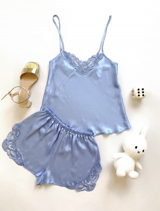 Pijama Dama ieftina cu aspect satinat formata din maieu cu bretele si pantaloni scurti cu dantela albastru deschis - O Oaza de Liniste si Confort