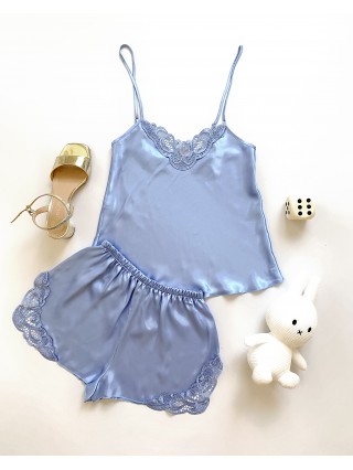 Pijama Dama ieftina cu aspect satinat formata din maieu cu bretele si pantaloni scurti cu dantela albastru deschis - O Oaza de Liniste si Confort