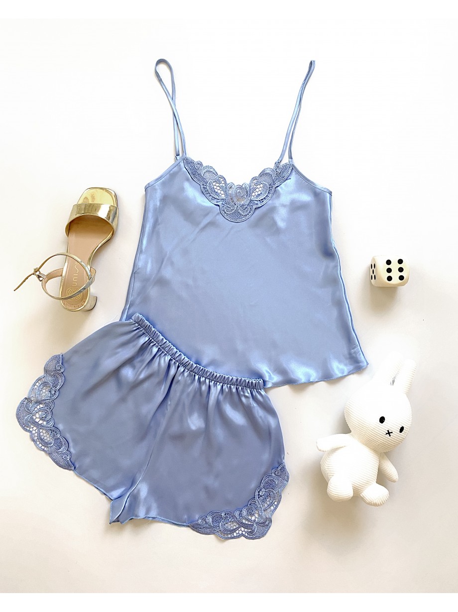 Pijama Dama ieftina cu aspect satinat formata din maieu cu bretele si pantaloni scurti cu dantela albastru deschis - O Oaza de Liniste si Confort