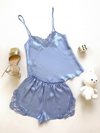 Pijama Dama ieftina cu aspect satinat formata din maieu cu bretele si pantaloni scurti cu dantela albastru deschis - O Oaza de Liniste si Confort