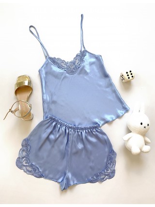 Pijama Dama ieftina cu aspect satinat formata din maieu cu bretele si pantaloni scurti cu dantela albastru deschis - O Oaza de Liniste si Confort