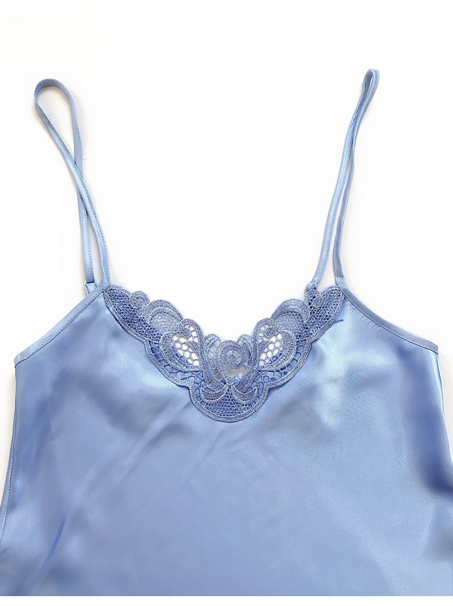 Pijama Dama ieftina cu aspect satinat formata din maieu cu bretele si pantaloni scurti cu dantela albastru deschis - O Oaza de Liniste si Confort