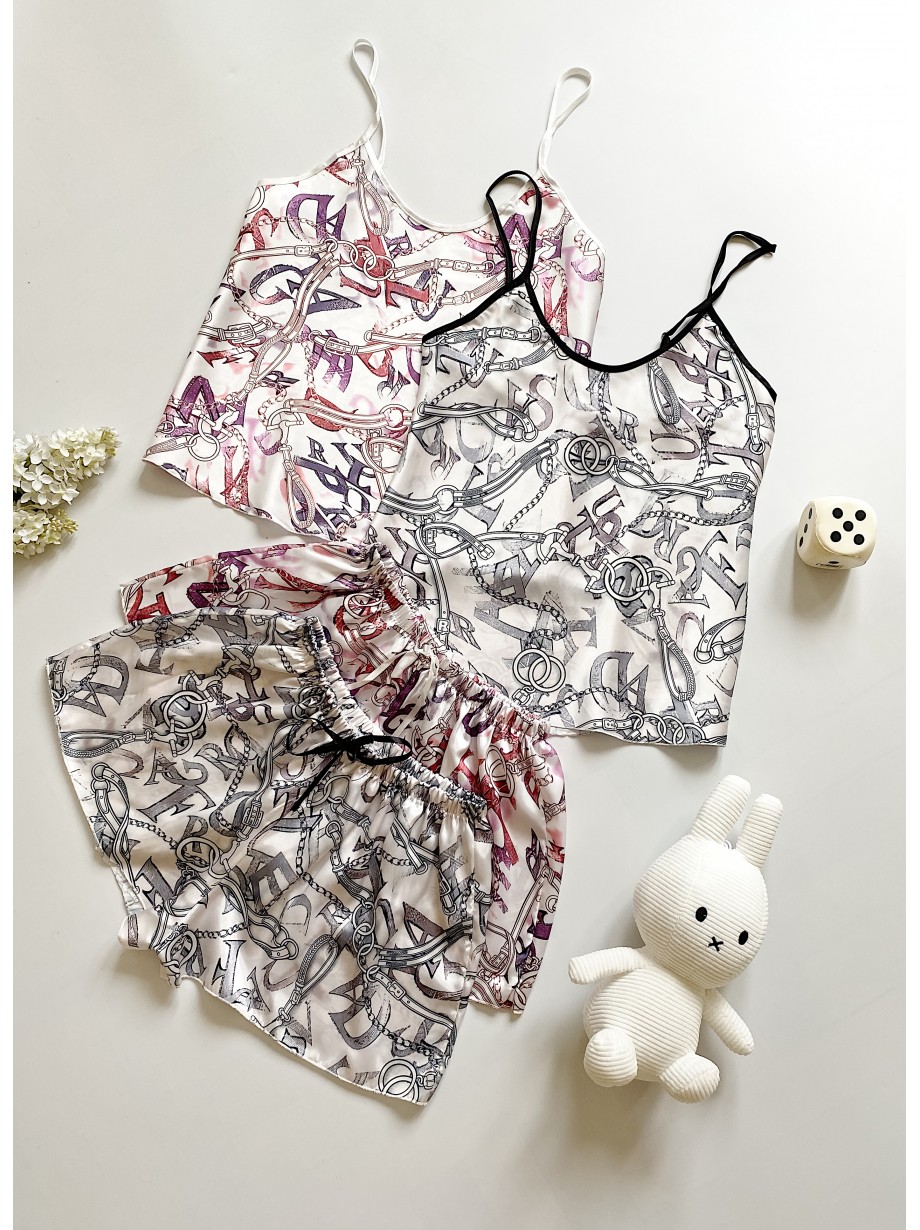 Pijama dama ieftina cu aspect satinat cu maieu si pantaloni scurti cu imprimeu litere chains - Stil Urban și Refined